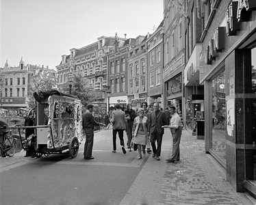 855176 Gezicht over het onlangs ingerichte voetgangersgebied aan de westzijde van de Oudegracht ter hoogte van ...